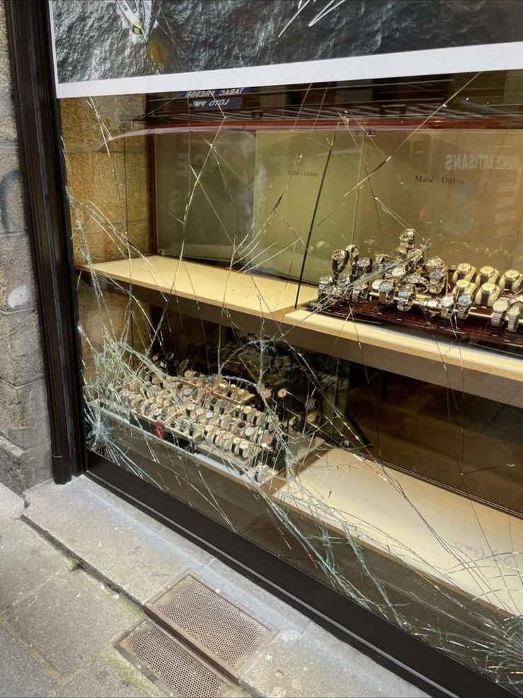 Vitrine de commerce dont le vitrage est brisé après une effraction